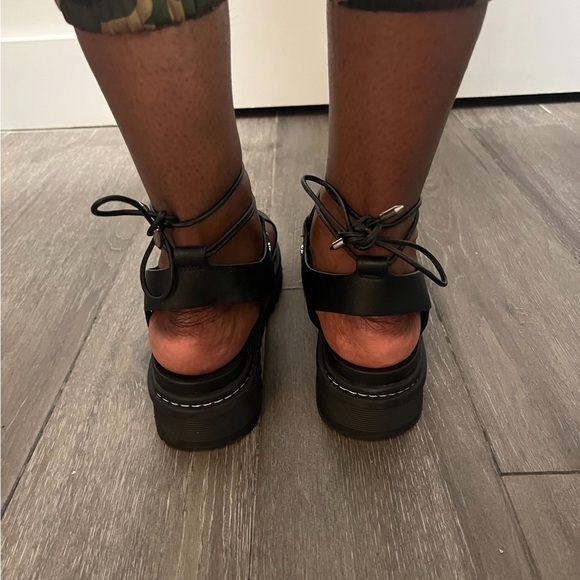 Aldo's black laced up sandals - Picture 5 of 6